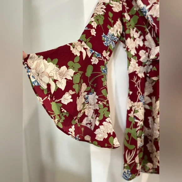 Milk & Honey Wine Floral Plunging Tie-Front Bell Sleeve Romper Size Small - Picture 10 of 16